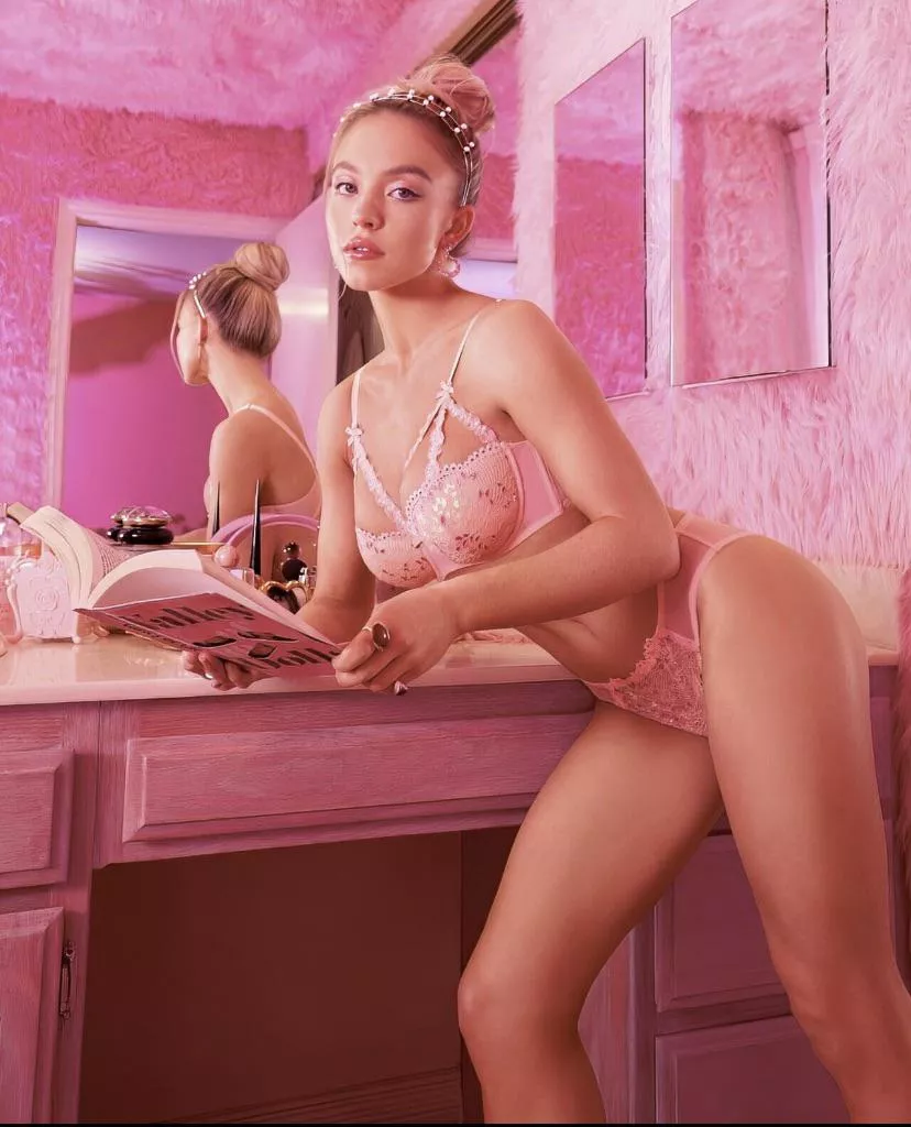 Sydney Sweeney has me throbbing right now! Make me goon to her please!