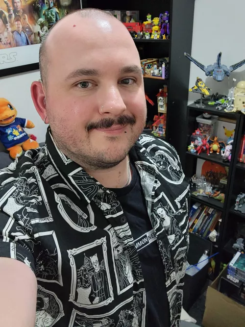 Taking a break from Hogwarts Legacy and wearing my cat portrait shirt to the theatre 🐈‍⬛️