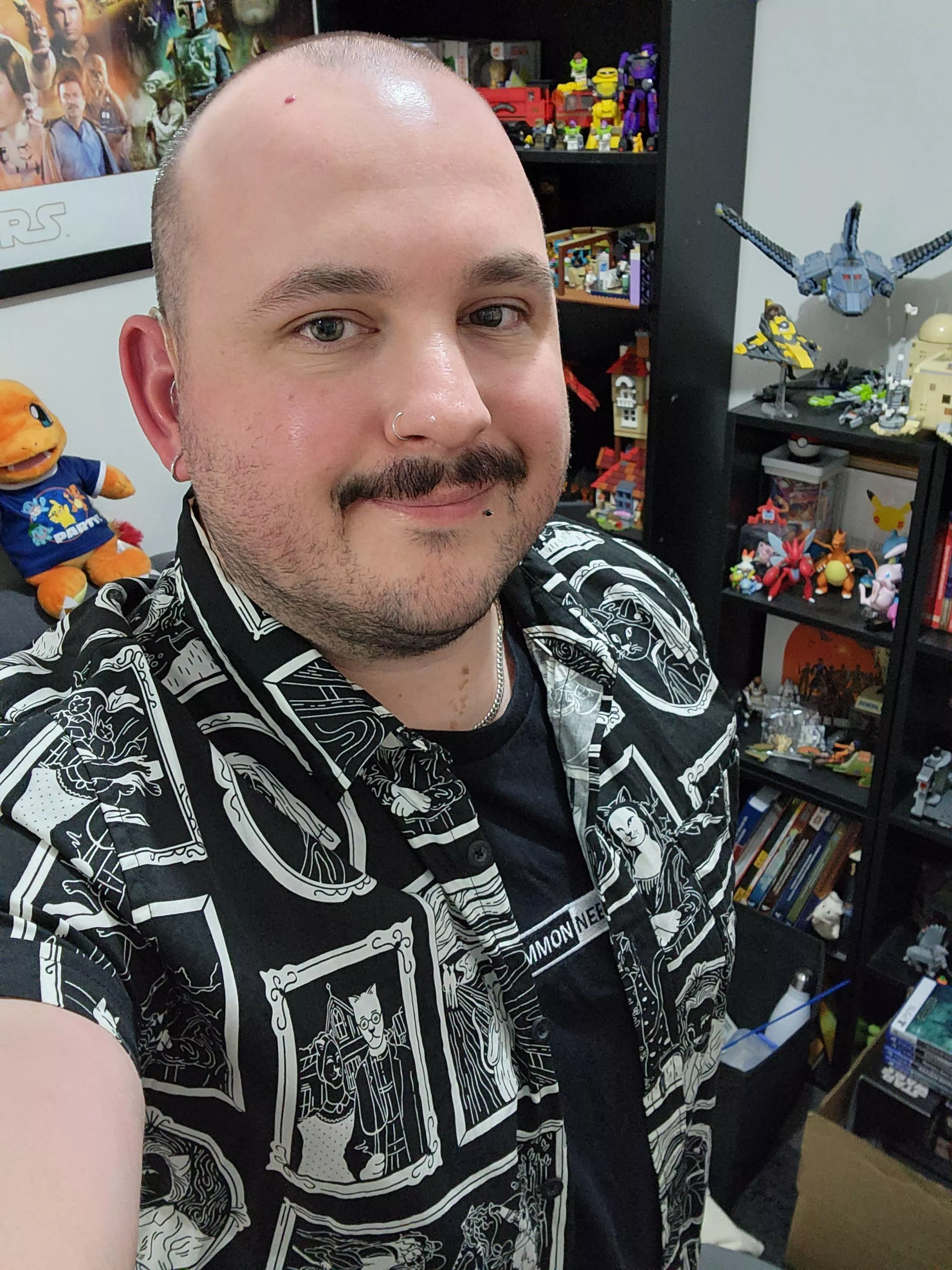 Taking a break from Hogwarts Legacy and wearing my cat portrait shirt to the theatre 🐈‍⬛️