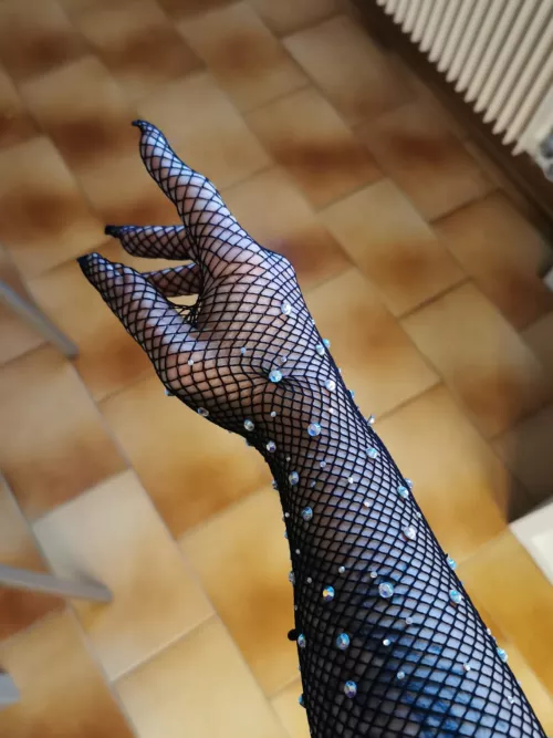 Thinking about a possible set... Long nails in fishnets gloves.