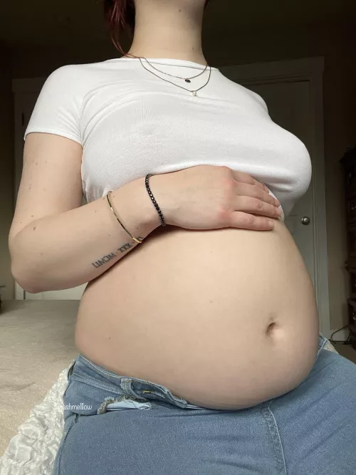 uhhh yeah there’s no way my belly is ever fitting in these jeans again 😭
