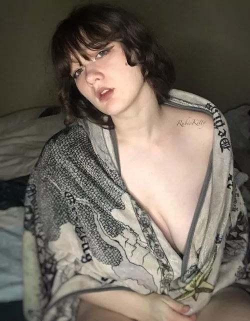 Want to come cuddle and watch critical role?💕