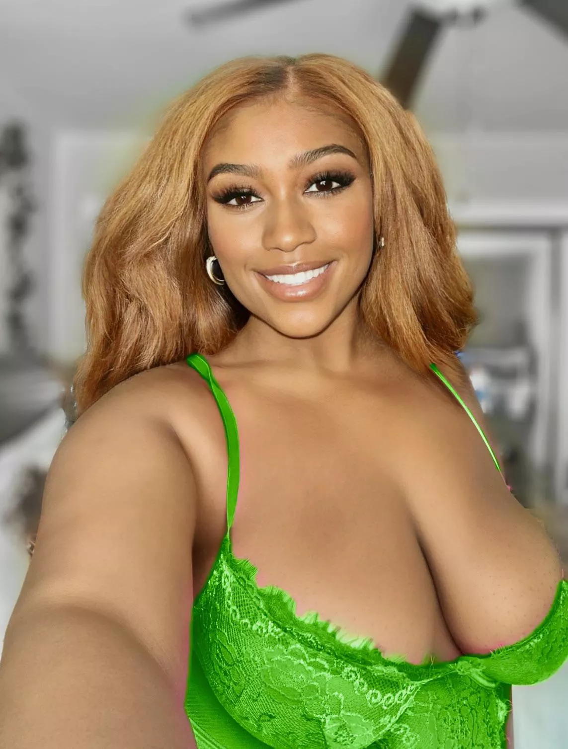 who likes my orange wig and green lingerie set?👸🏾💚