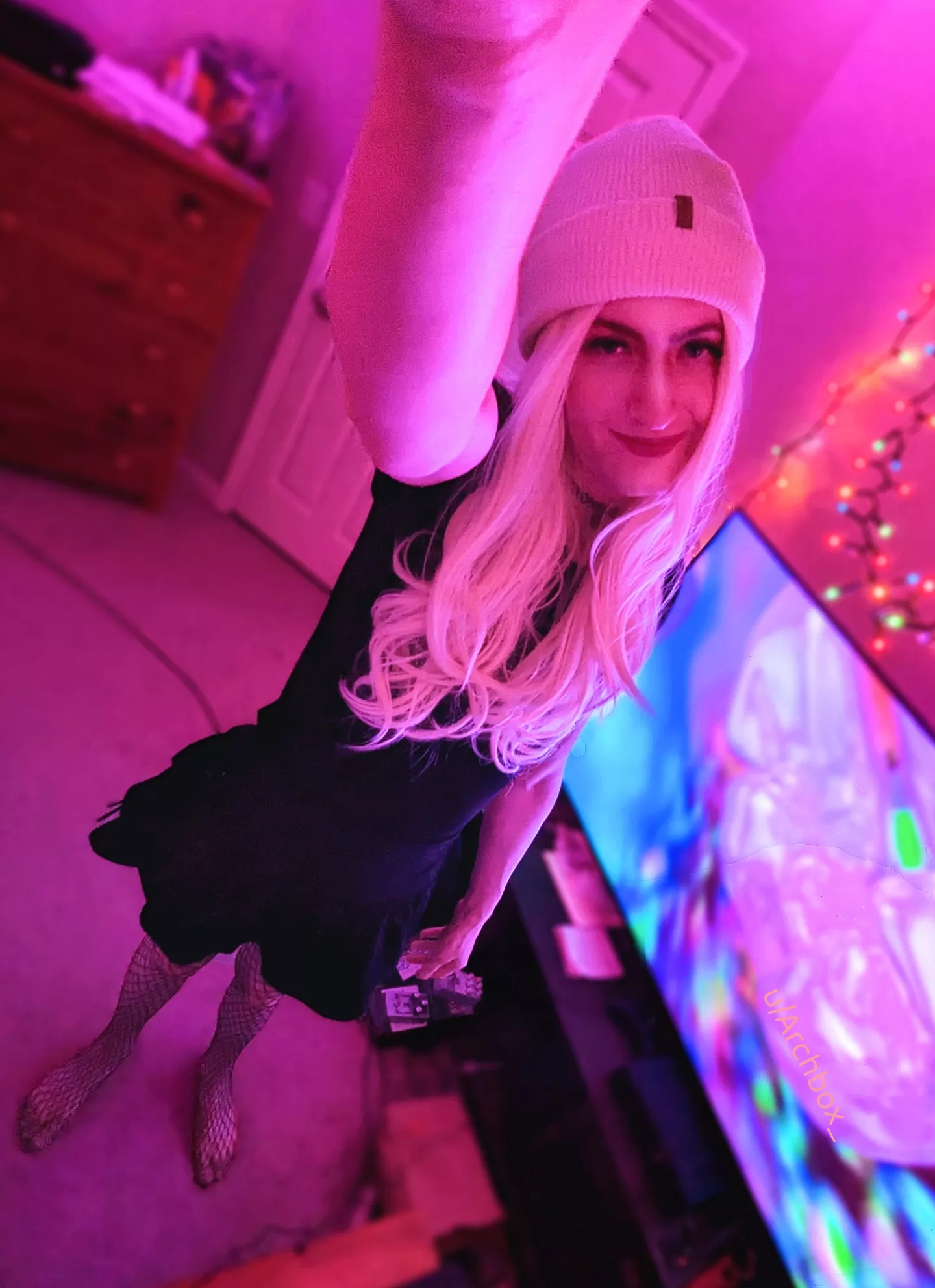 who wants to be a lil gremlin with me in my room? 🌸😺