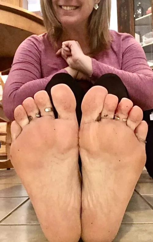 Worship my smelly soles 👅😈😈👅