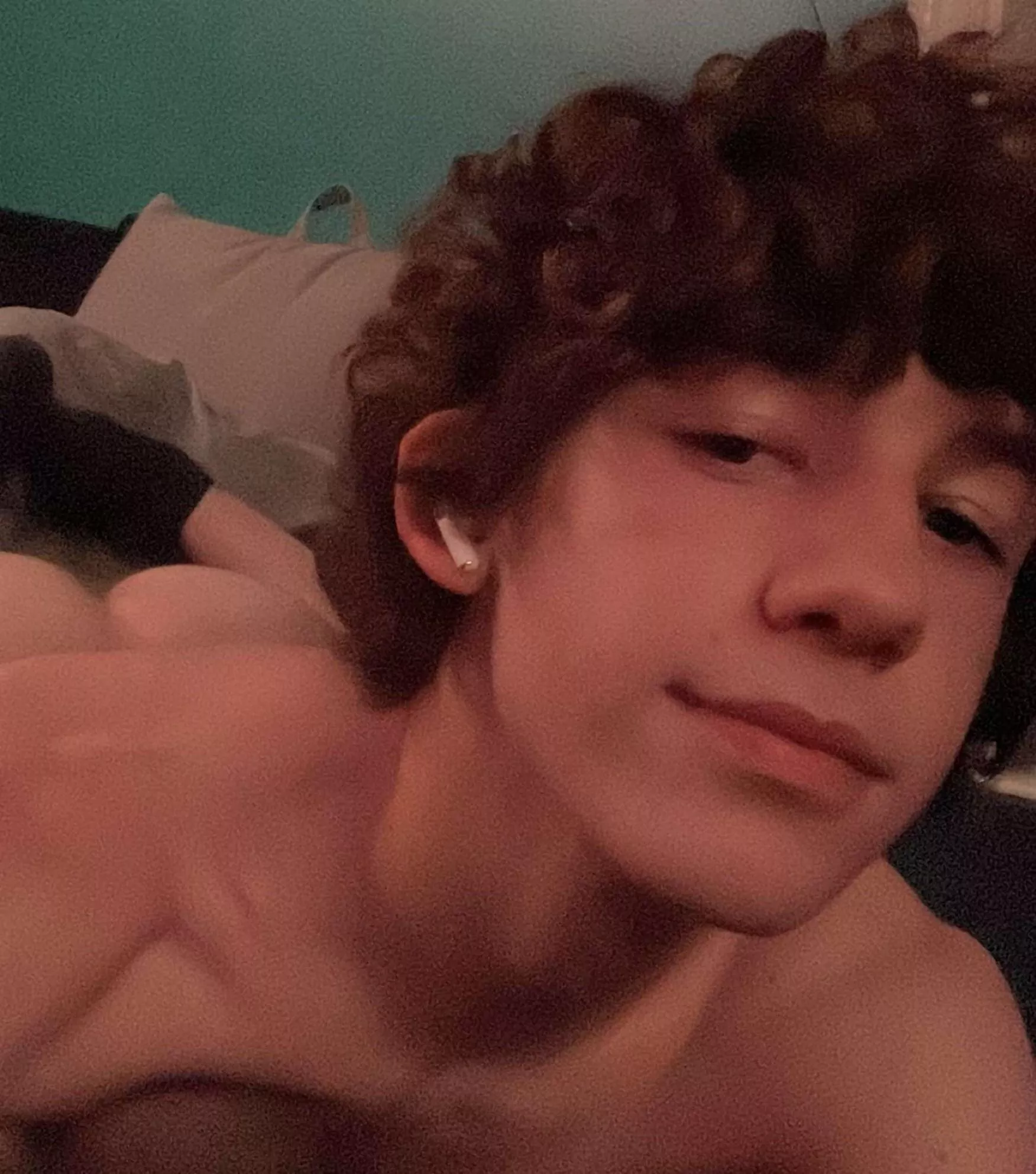 19m needs someone to destroy me i looove monster cocks ;) so dm me if that applies to u <3 ty hung++ fit++ face+ p.s. i love being spammed :0