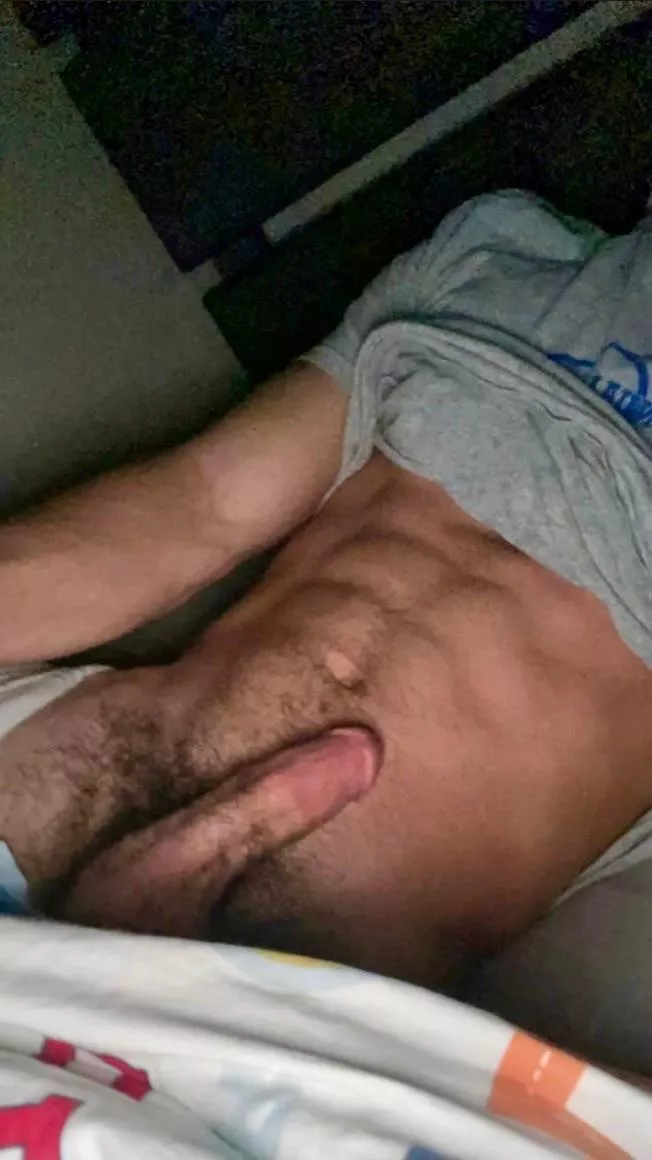 23 straight fit college dude. Looking to jerk with masc fit guys now. Send a pic for snap