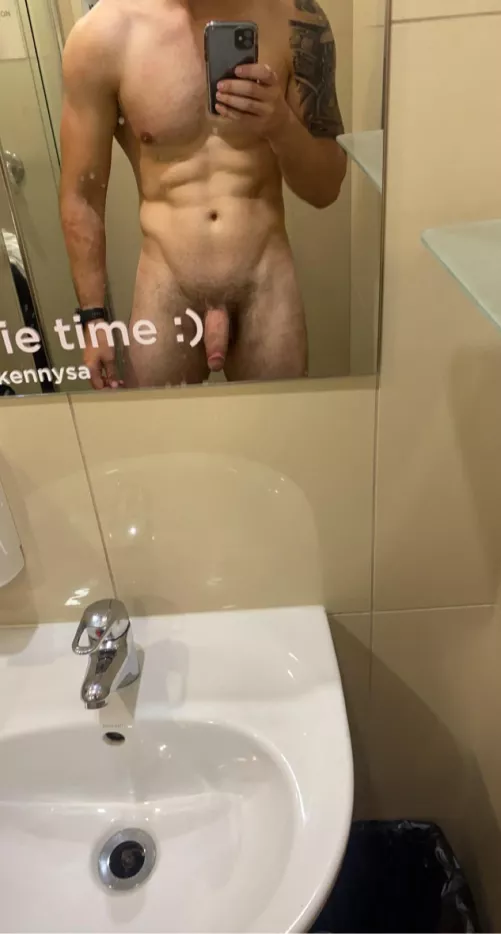 Another day, another naked gym selfie