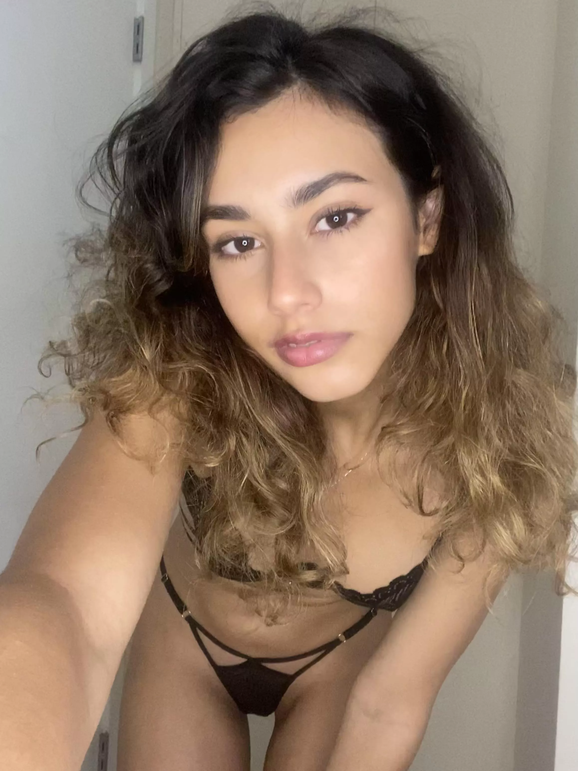 be honest you like girls with curly hair?