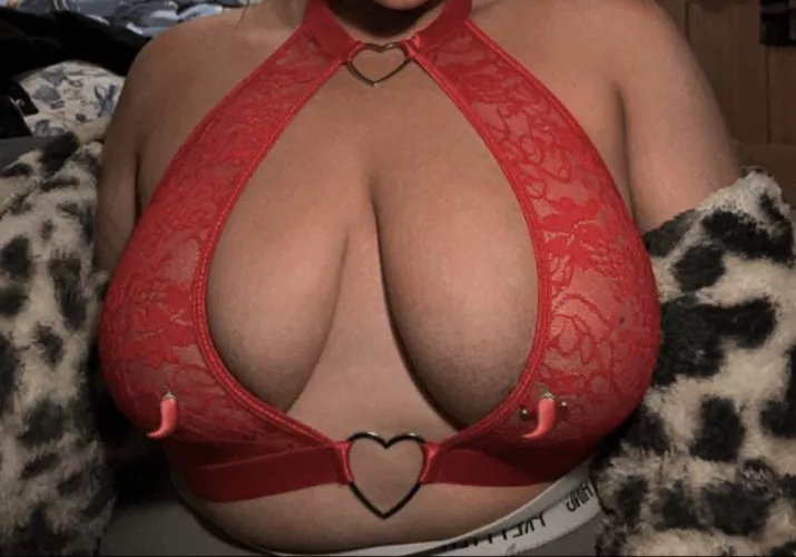 Decided to cover up a bit today. I need someone to change that 😈