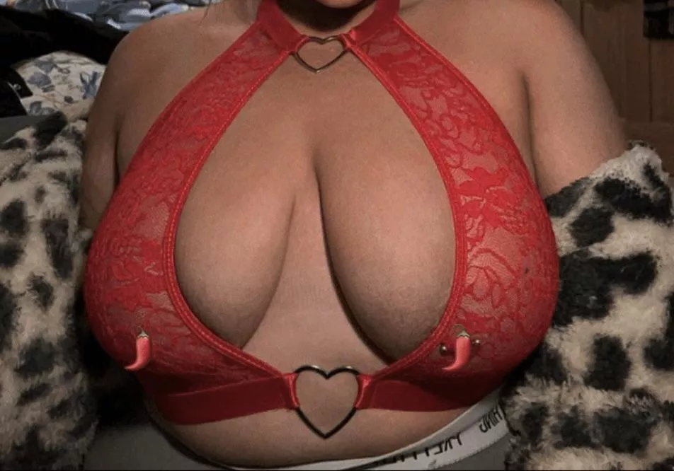 Decided to cover up a bit today. I need someone to change that 😈