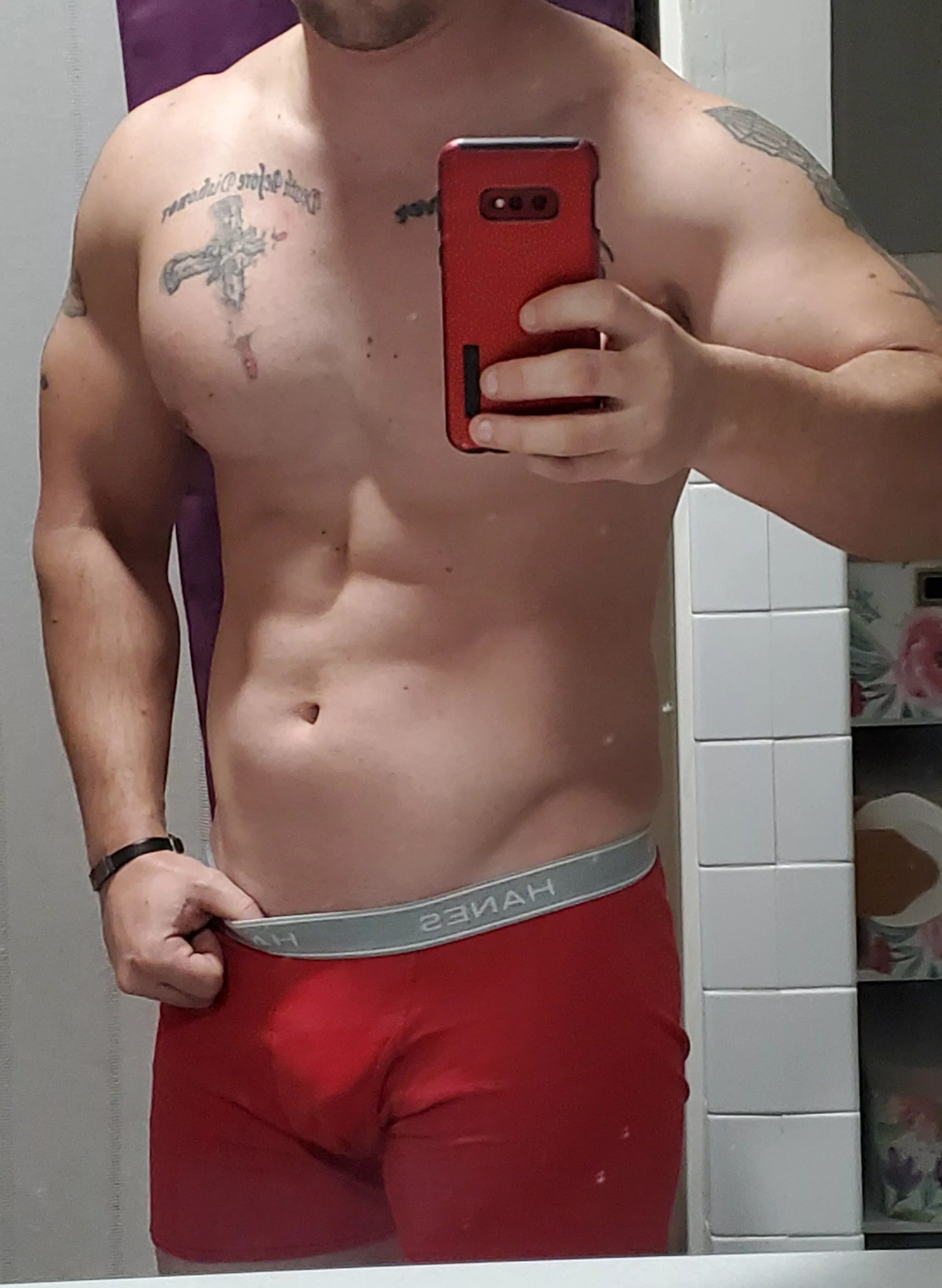 Have been hitting abs hard the last week can really see the difference in the v cut. Going to keep cutting tell I feel like I am ready for summer.