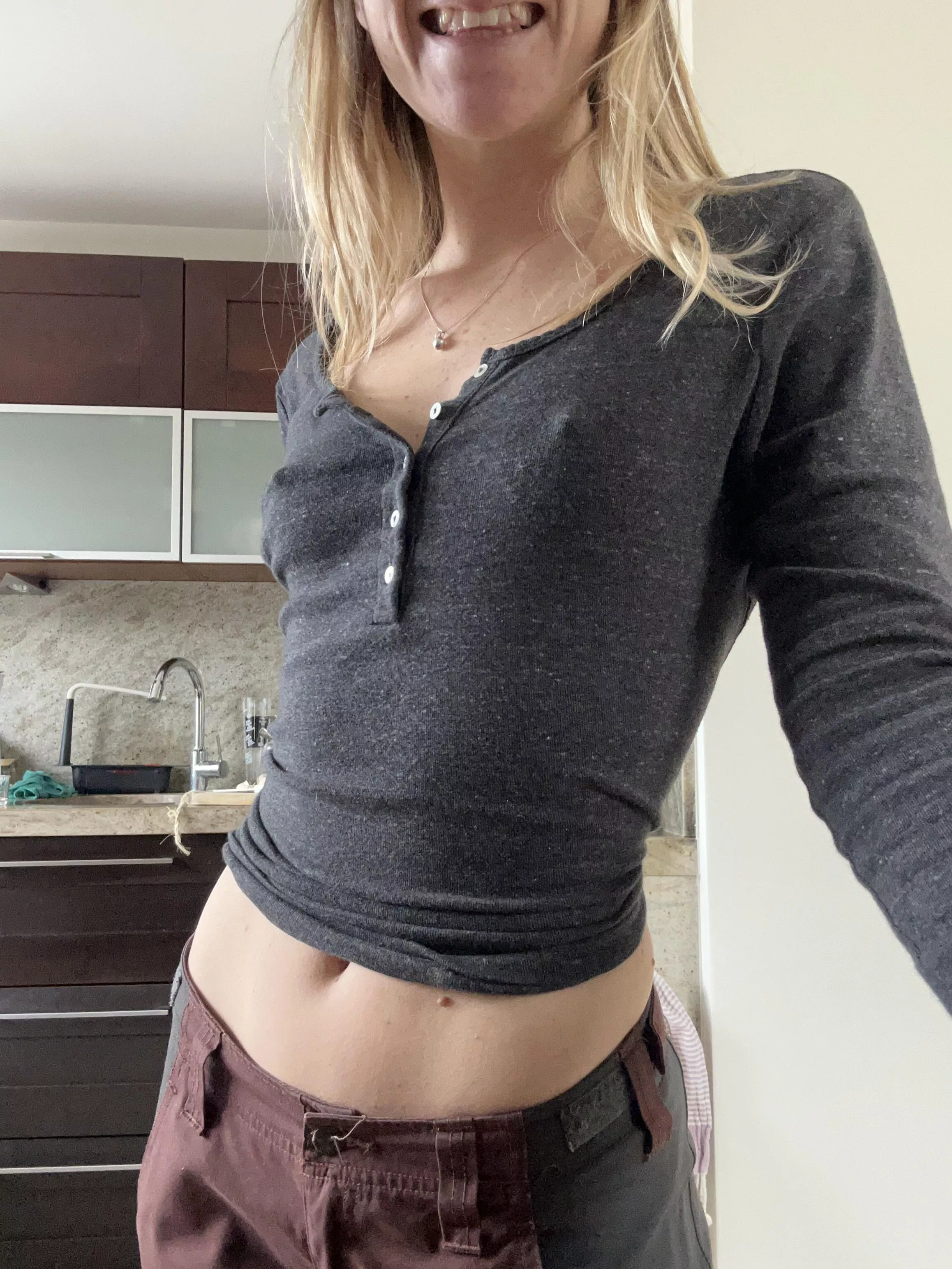 Helping a friend move, you think her husband will stare ?