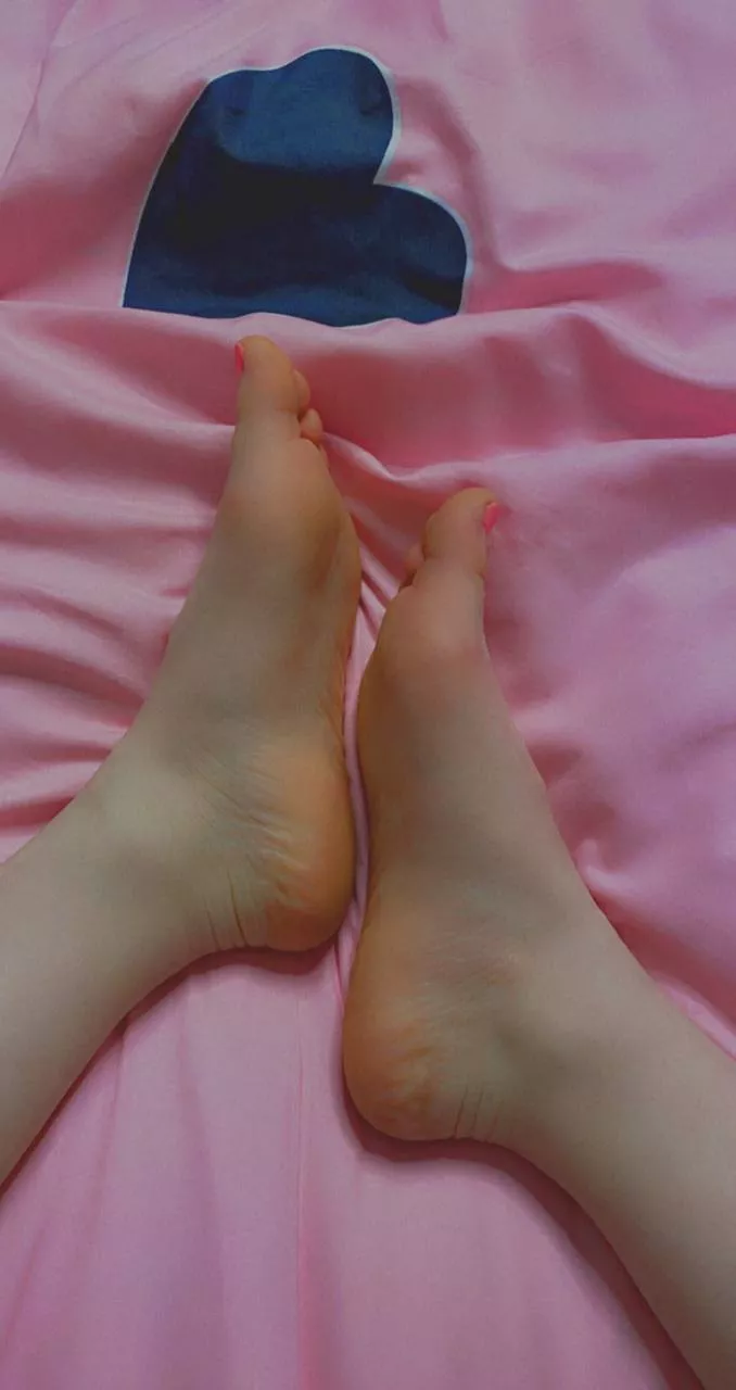 I love to masturbate with these feet