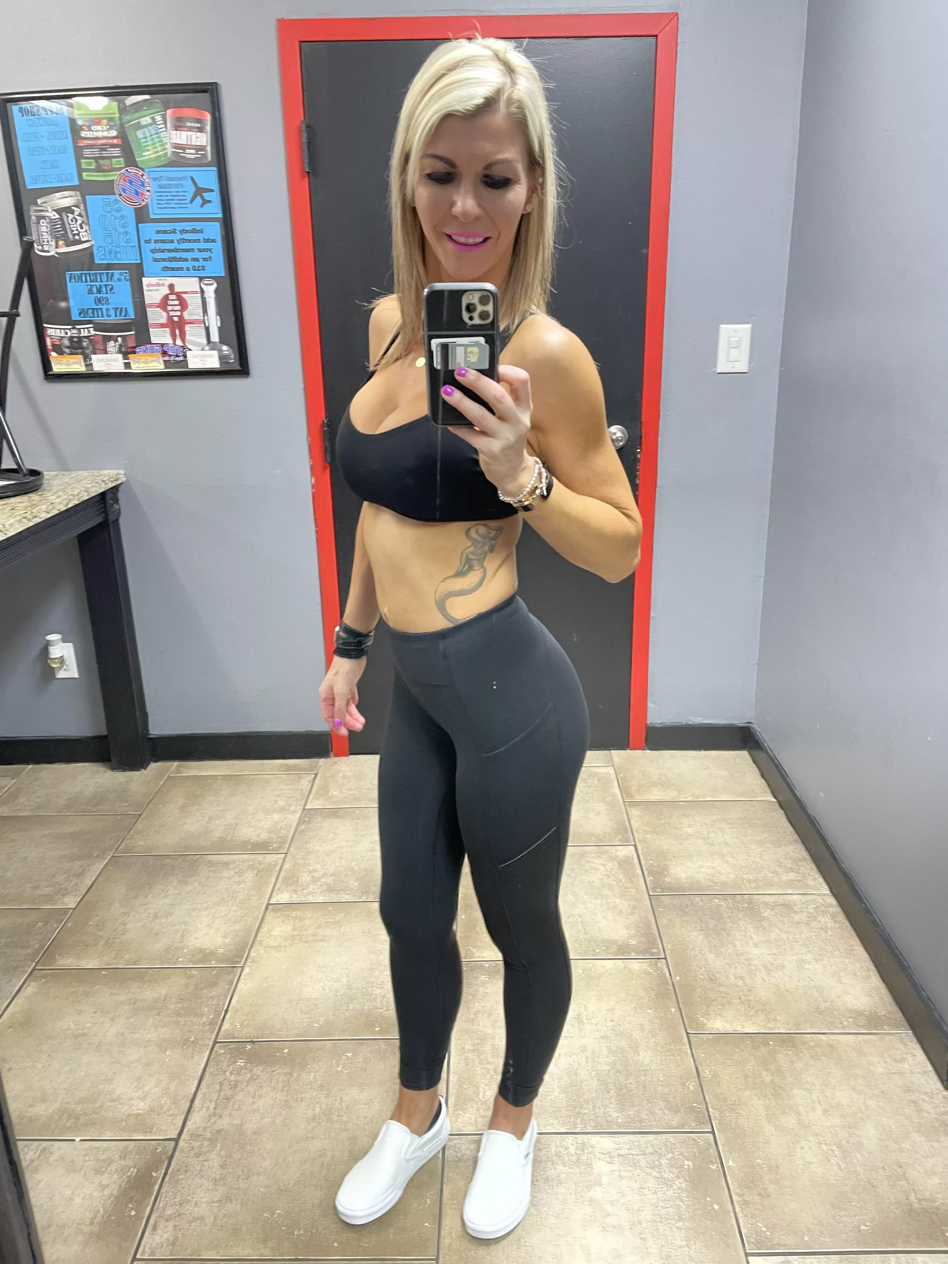 Just an average mature MILF taking pictures in the gym mirror of her yoga pants!