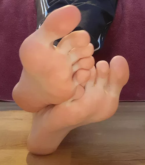 Looks like you have to get on all 4s to worship my feet ;)