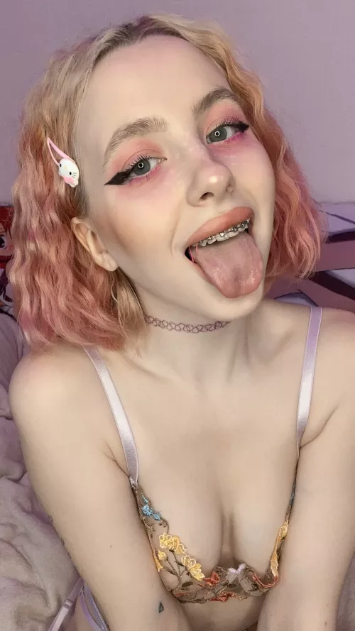 mmm that’s a pretty tongue to cum on, yeah? 😏