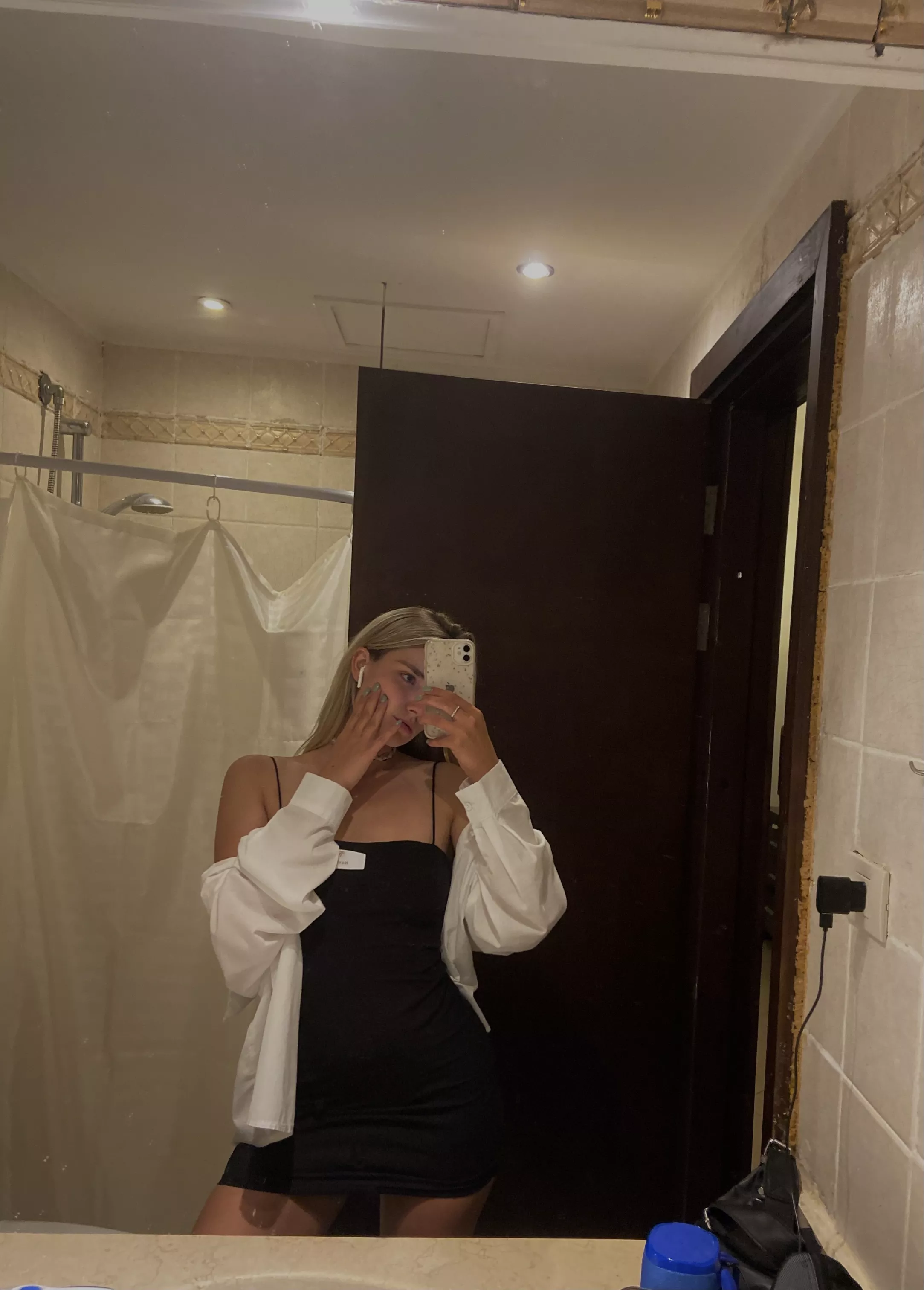 Selfies before going to the club 😈