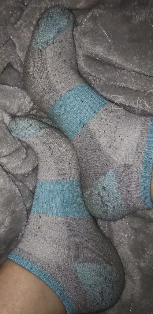 [selling US] Chilly night matching the blanket 💓 Who wants to snuggle w. 4 day sweaty socks!?