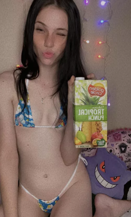 Wanna smoke with me? 💚 Dw I got a drink so my mouth won’t be dry later 😝💦