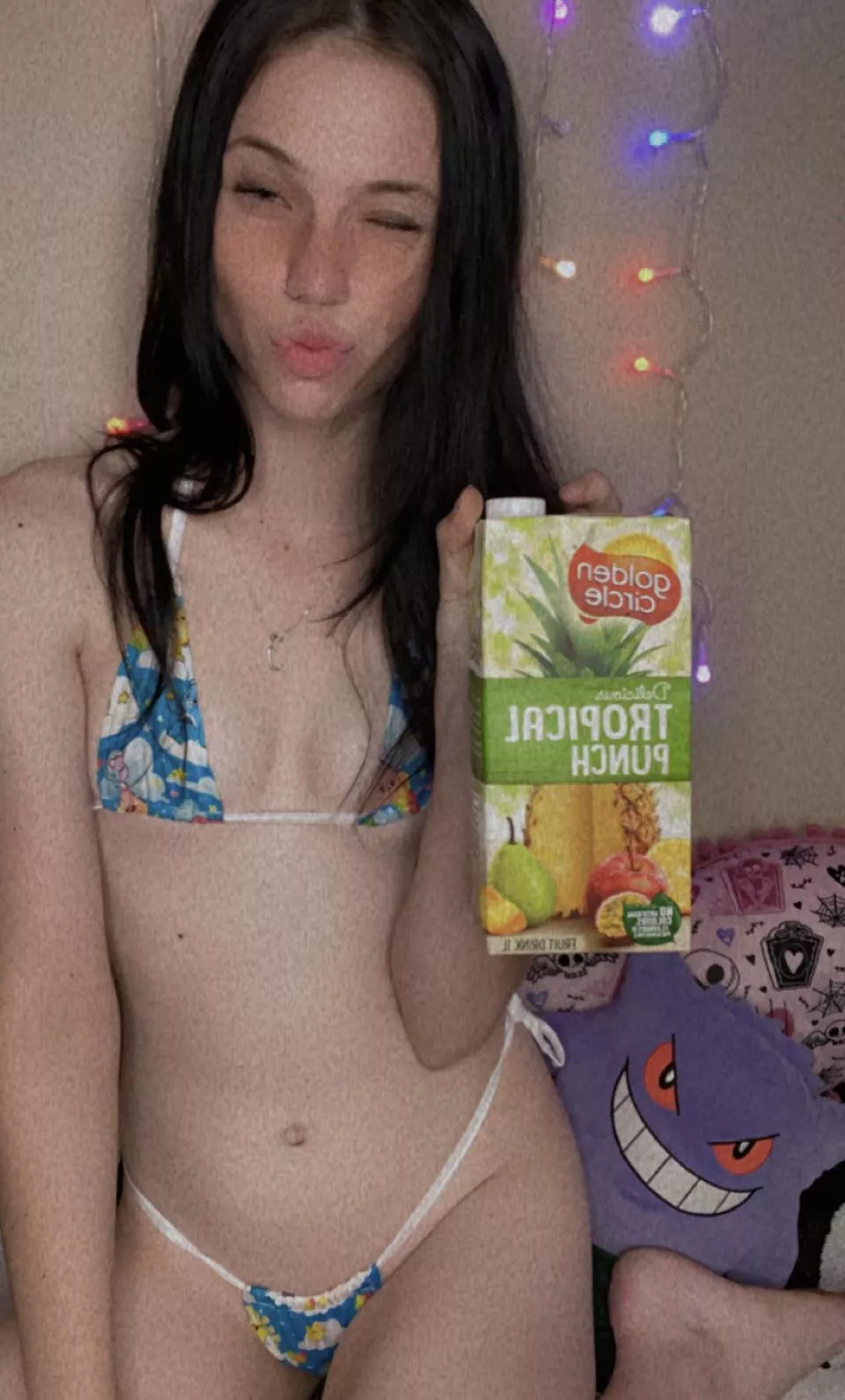 Wanna smoke with me? 💚 Dw I got a drink so my mouth won’t be dry later 😝💦