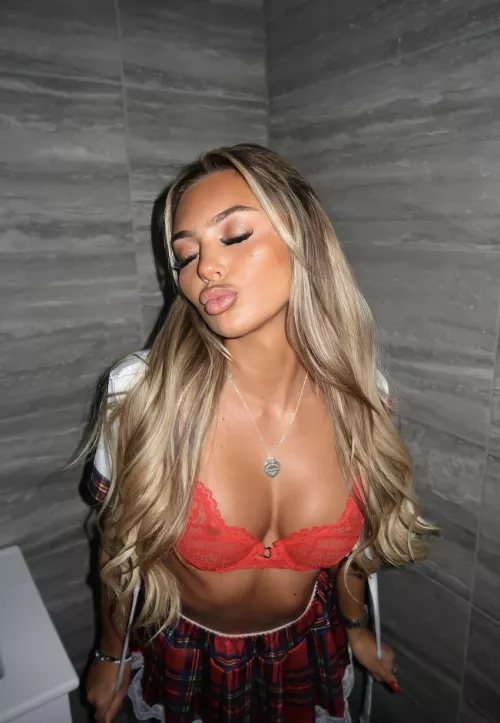 who wants a kiss… or more💋😈