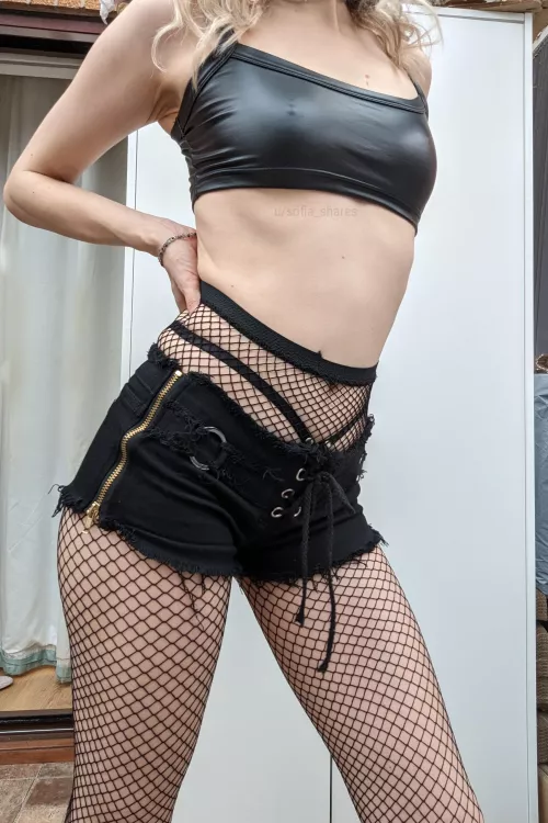 Yay! Watching a band tonight! Hope you like the rock chick look 😜