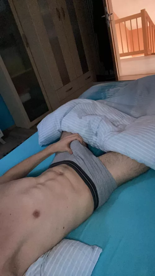 18 woke up with big boner hmu on snap: bwcboy185