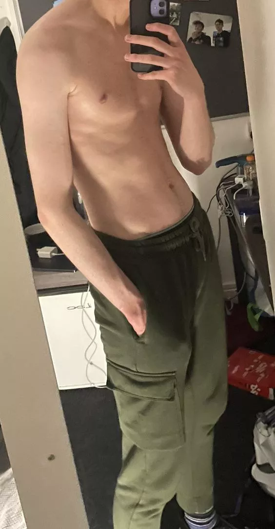 19 uk student. Hmu if you’re similar age and fit.