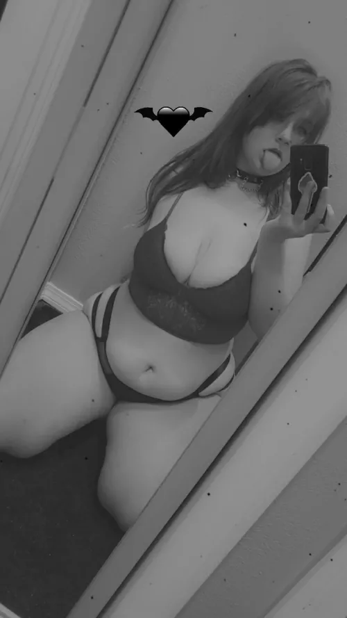 Can I be your goth goddess for a night? 🥵🥵🤤