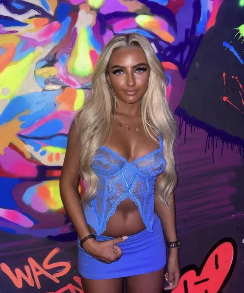 ella and her tanned tits 😈🤤