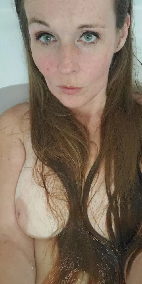 F 41, 5'2 140 lbs A little Insecure, but naughty at the same time. I want to know exactly what you're thinking.