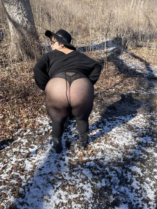 Goth mommy needs an outdoor pounding!