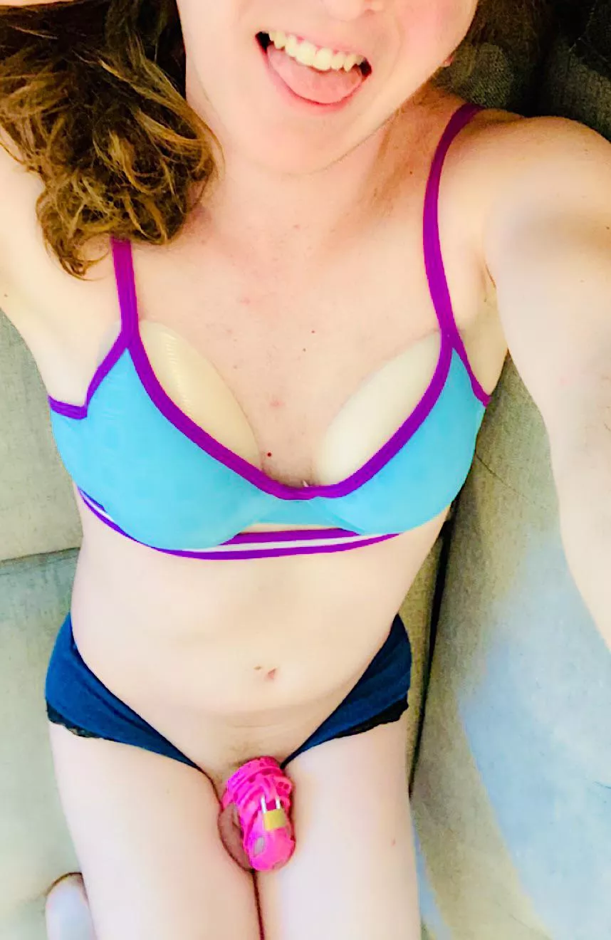 Happy Sunday ✌🏻I love being all locked up while relaxing 😌 How do you like to relax? I bet I could guess 😜😈