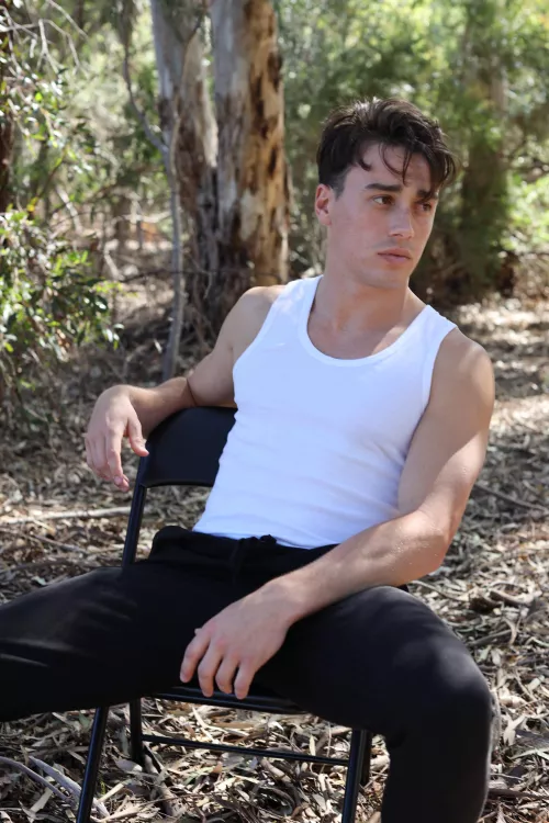 I found a chair in the woods😂