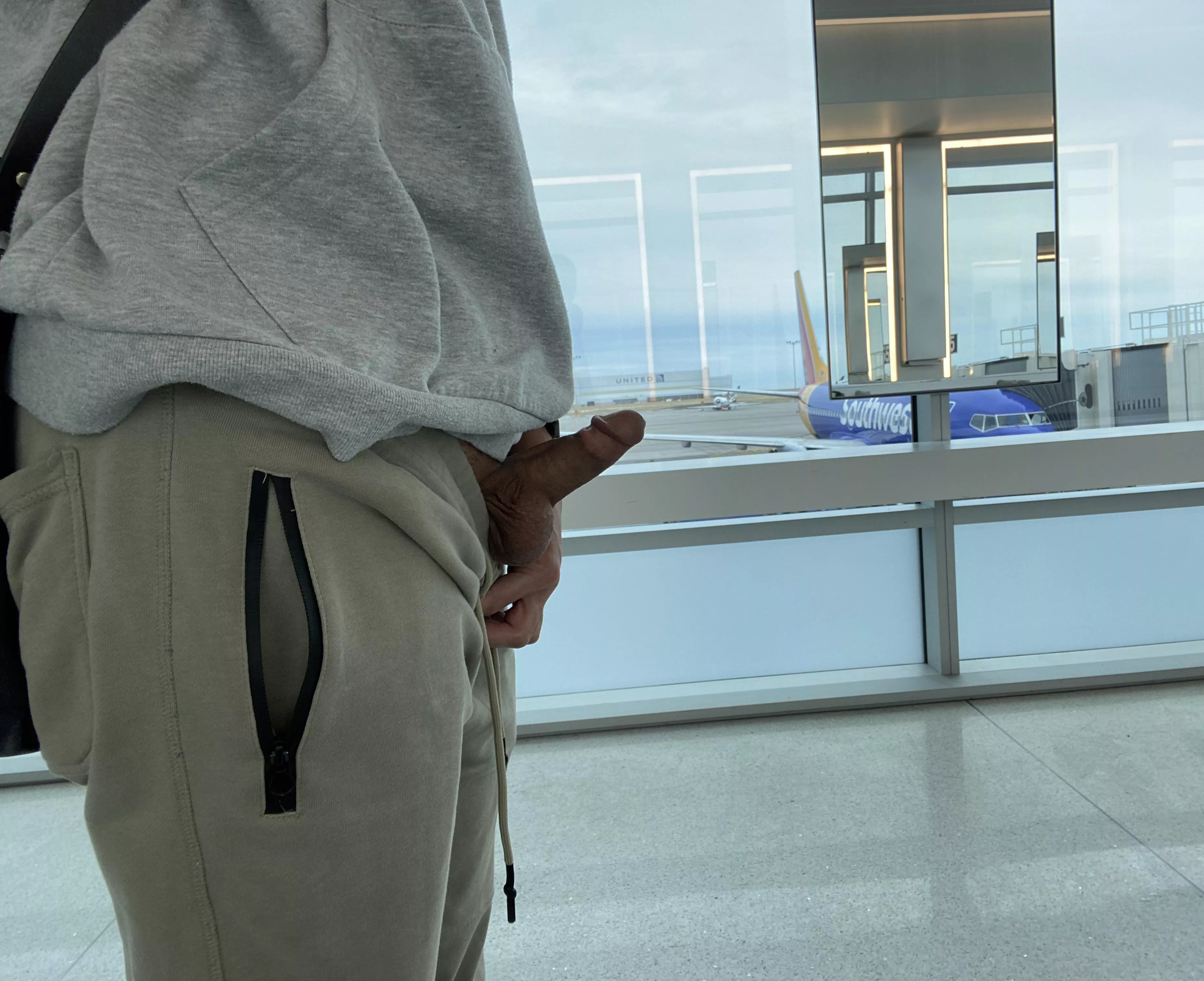 I snapped this pic in a bathroom at DIA right before someone walked in 🤭