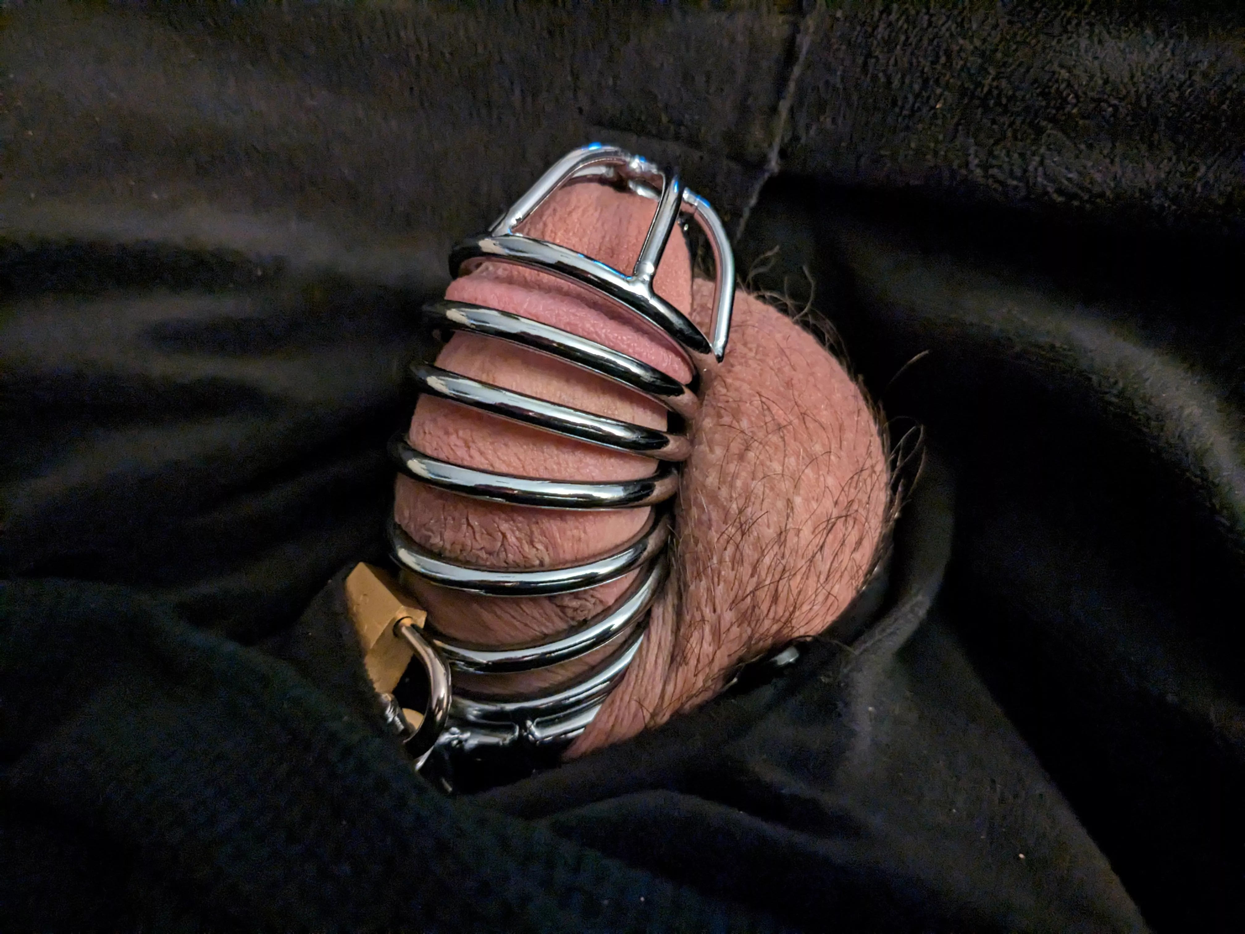 I work construction, and I have a female boss I think she's very sexy! I'm trying to think of a way to find her to hold my keys 🫤