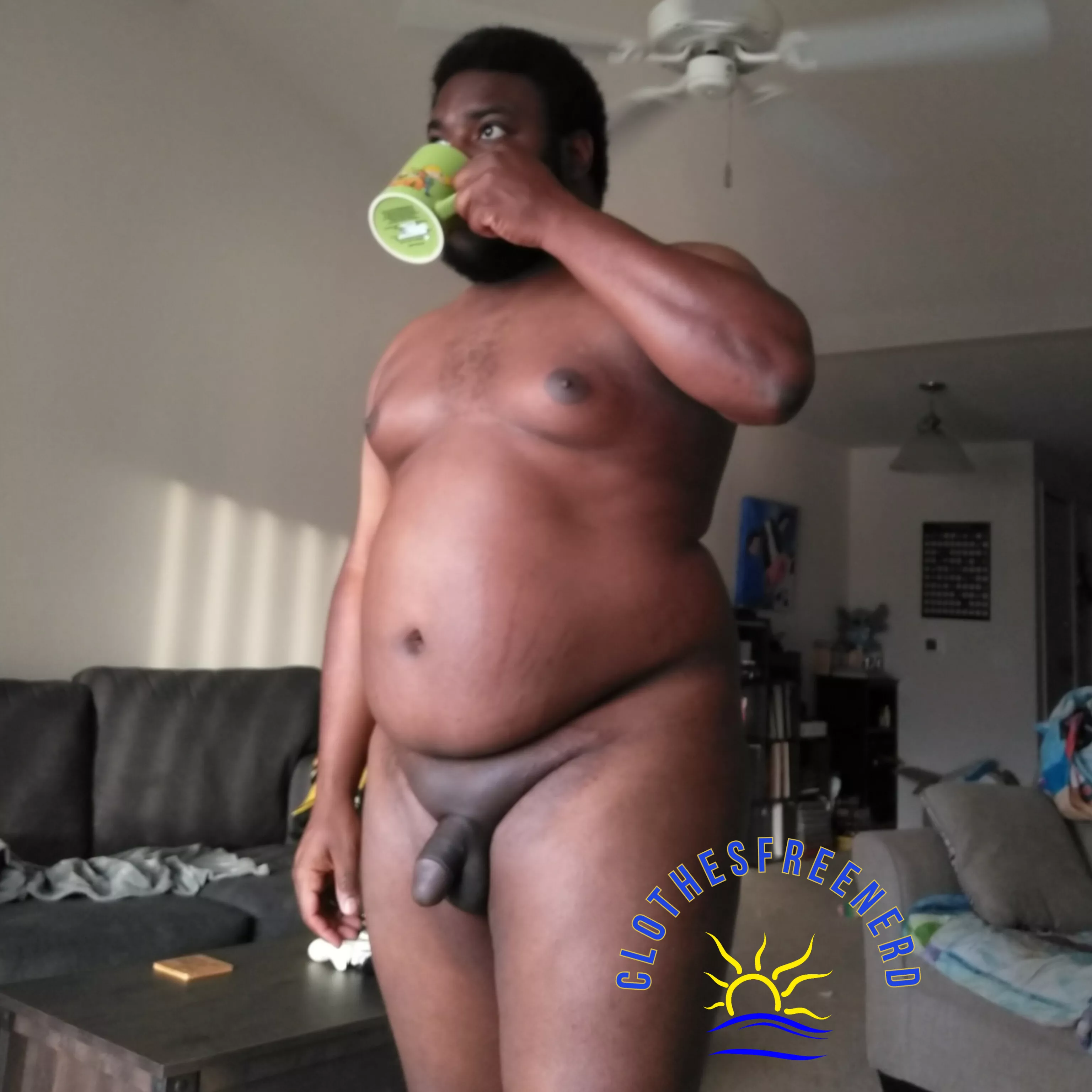 It's the weekend. Happy Sunday. Get naked and have a great day! 💚✌🏿