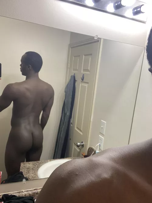 Leg day is starting to pay off 🍑