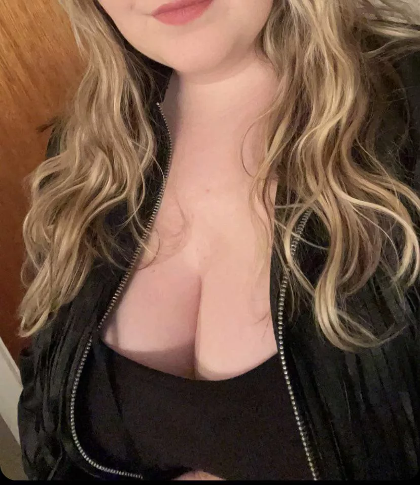 Love when I catch guys peeking 👀 😈