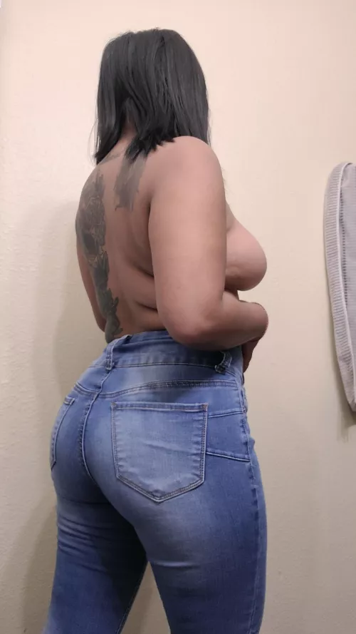 my butt looks nice on these jeans huh