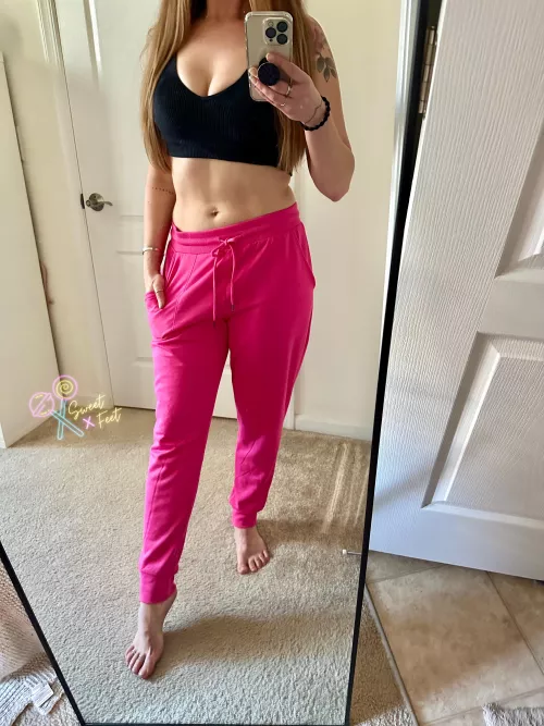 🍭🧁My favorite thing to do when I get home from work is go barefoot and put on my sweats. How about you?🍩🍬