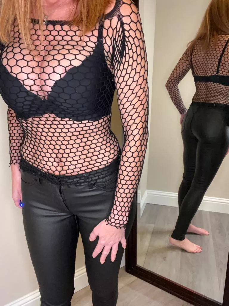 Rocking Saturday night. Can this milf be your groupie? 😘