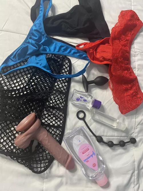 Smooth Hung Athletic Bubble Butt Bottom. I wanna moan for you masc+ verbal+ hung+ I WANNA MAKE GUYS CUM. FUCKING LOVE TALKING DIRTY (just shaved hole) in a thong & fishnets. Love deepthroating my dildo & dressing like a slut. Gymbro during day &a