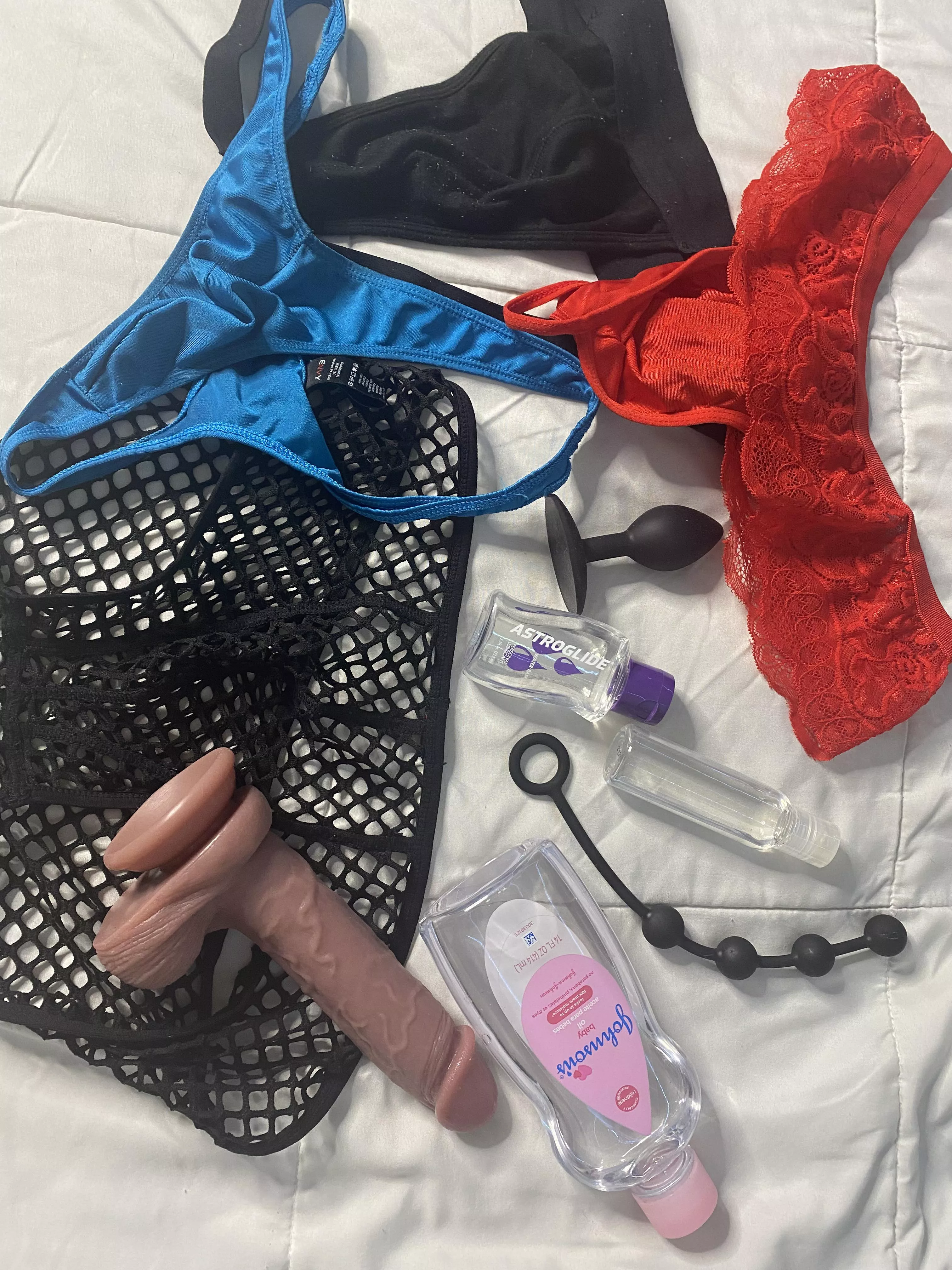 Smooth Hung Athletic Bubble Butt Bottom. I wanna moan for you masc+ verbal+ hung+ I WANNA MAKE GUYS CUM. FUCKING LOVE TALKING DIRTY (just shaved hole) in a thong & fishnets. Love deepthroating my dildo & dressing like a slut. Gymbro during day &a