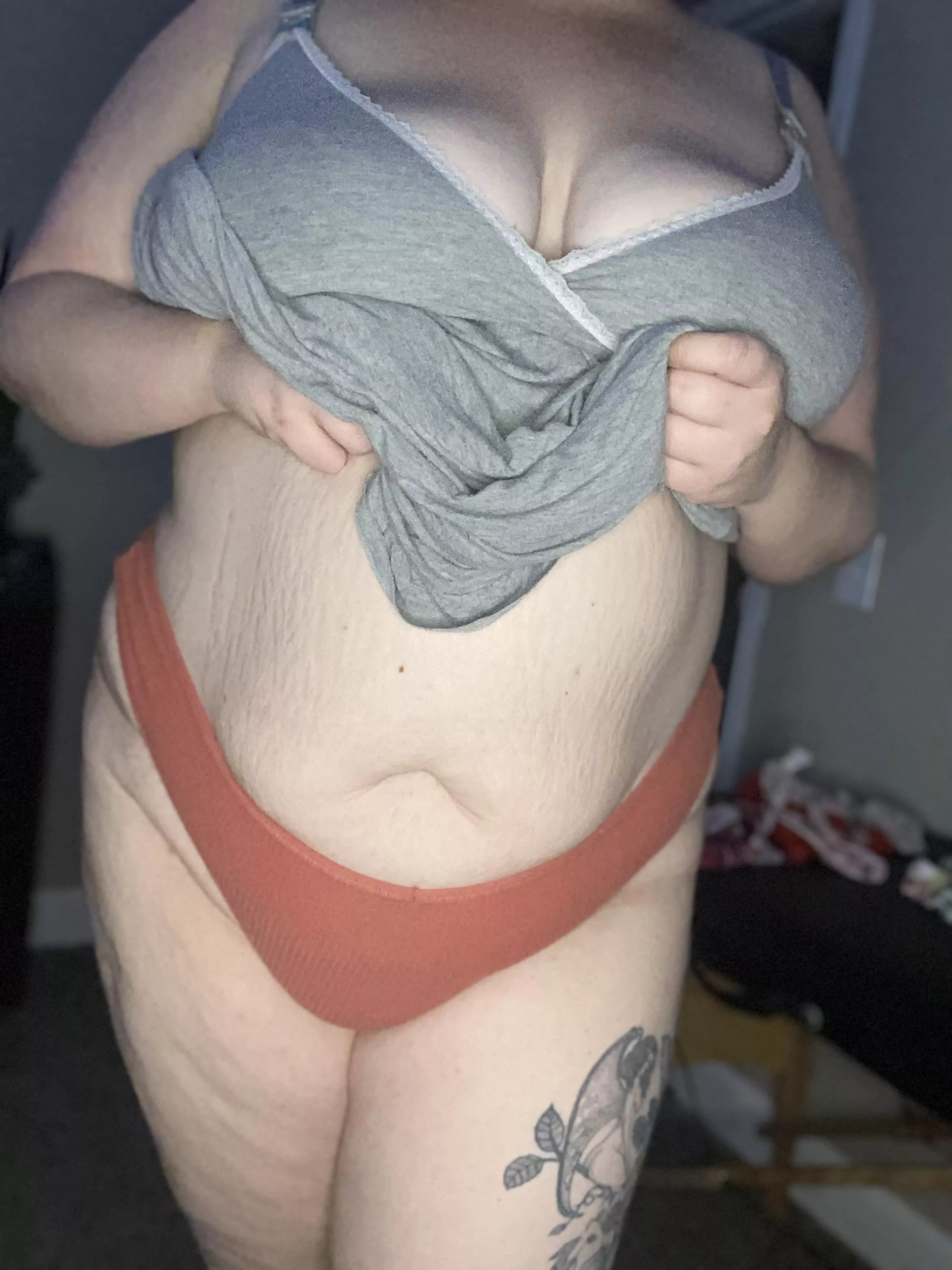 Sneaking a flash while I’m supposed to be sleeping 🤤💖