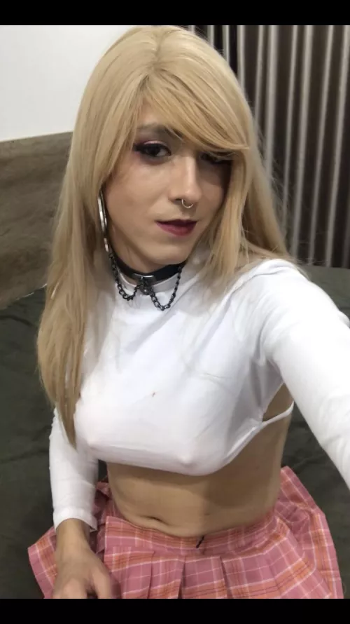 Someone come ruin my makeup??