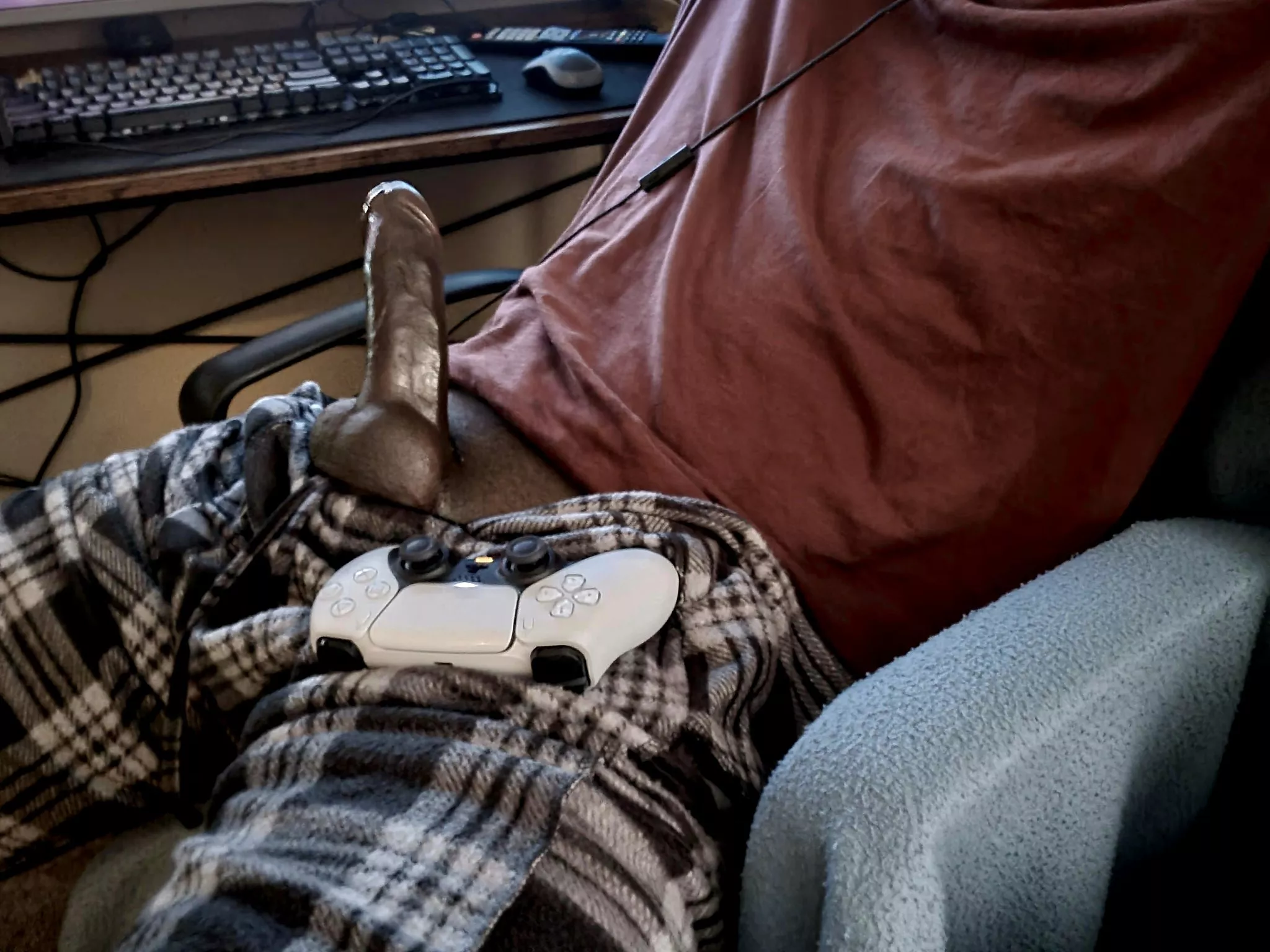 Sometimes I game while Im edging😋