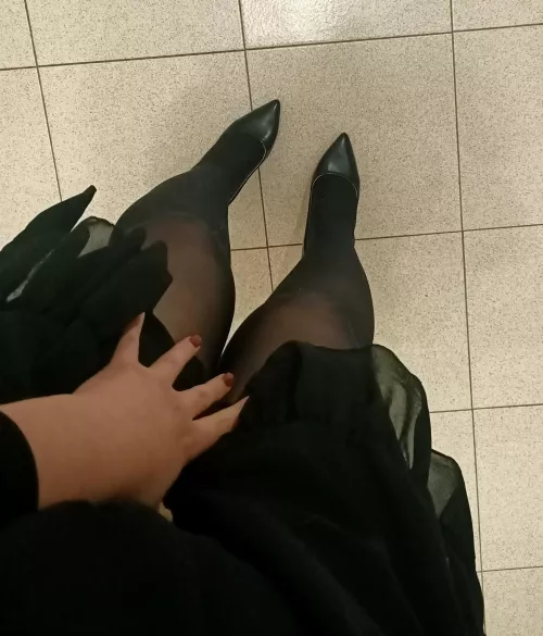 total black is sexy.