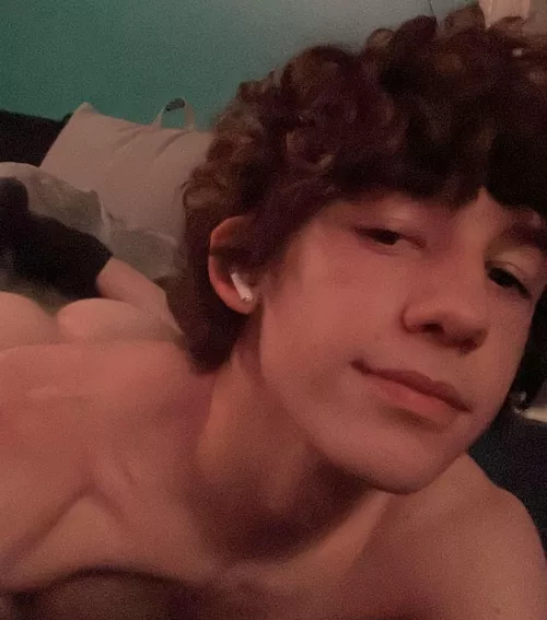 19m needs someone to destroy me i looove monster cocks ;) so dm me if that applies to u <3 ty hung++ fit++ face+ p.s. i love being spammed :0
